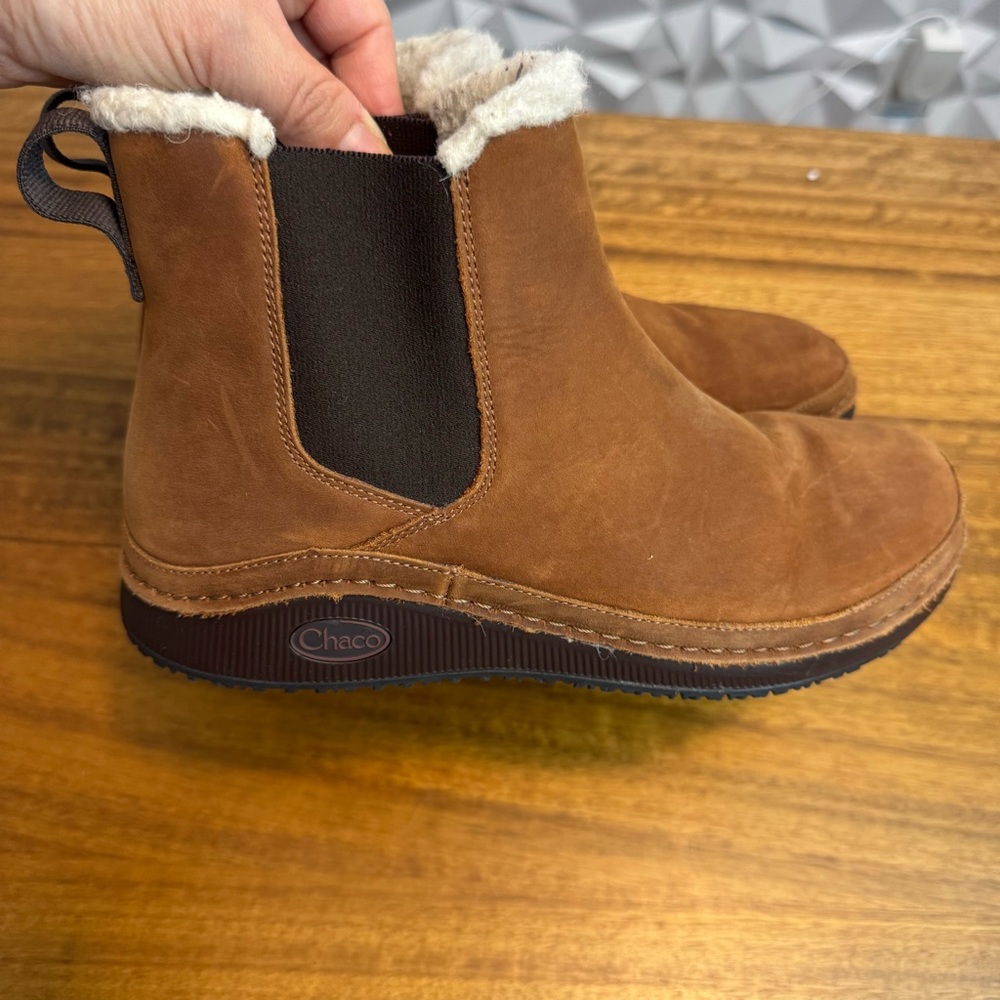 Chaco Paonia Chelsea Ankle Boots with Cream Fluff Lining